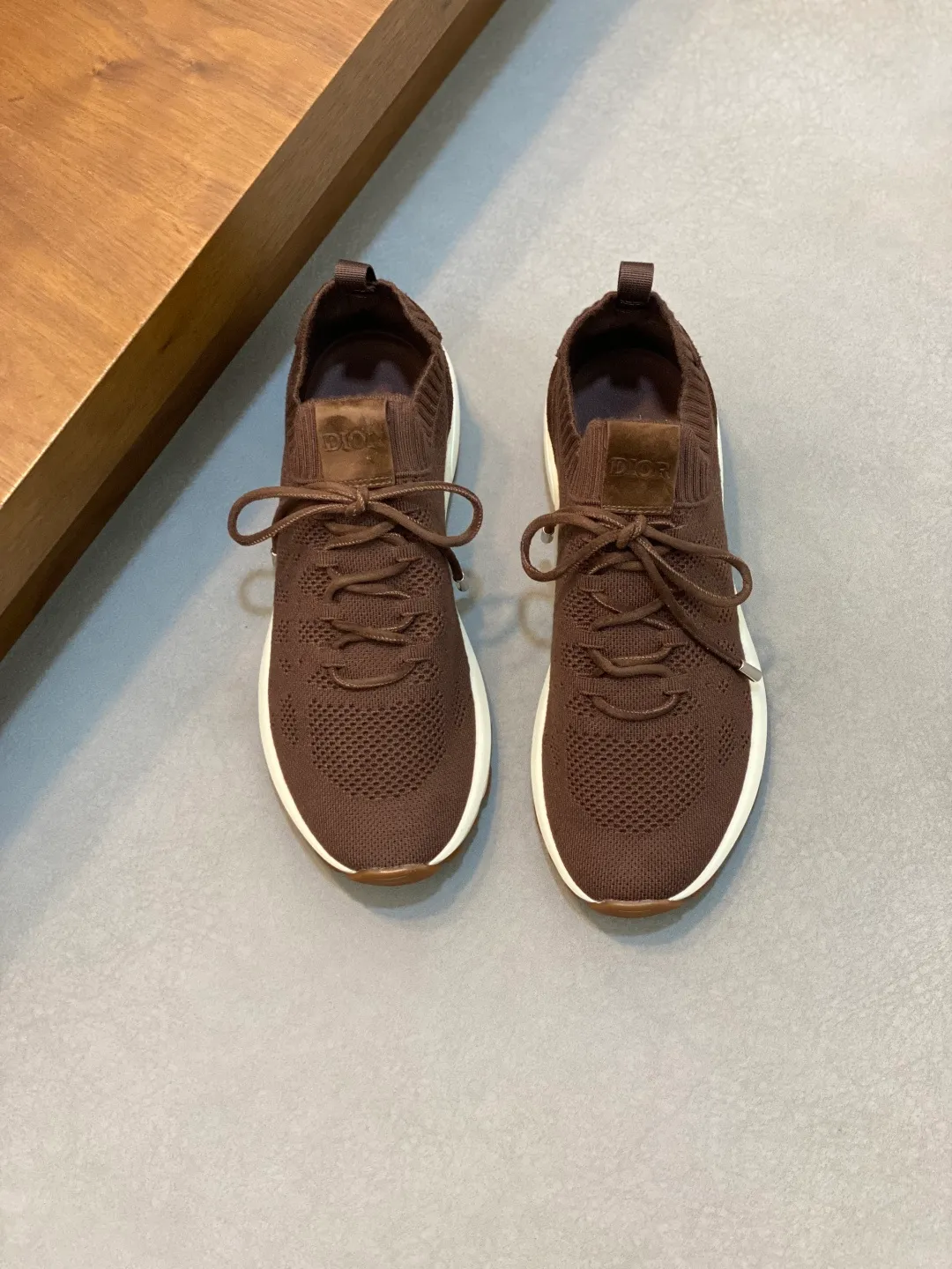 Ex-factory price: 580💰Dior’s latest men’s fashion sneakers. This item draws inspiration from retro jogging shoes. Featuring a thick, low-top design, it features a mesh fabric upper and an ultra-light rubber foam sole. The side is decorated with an embossed "Di~r" logo. Code number: 39-44 (order 38, 45, 46)
